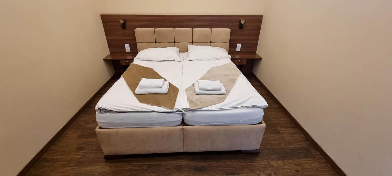 Elite Pension Štúrovo Buitenkant foto
